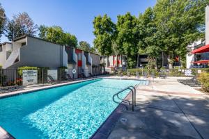 Hồ bơi trong/gần Glendale 1BR w Gym Pool walkable location LAX-422