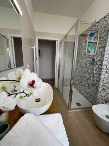 y baño con lavabo, 2 lavabos y ducha. en Appartamento da Francesca, en Casalecchio di Reno