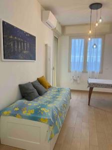 1 dormitorio con 1 cama con edredón azul en Appartamento da Francesca, en Casalecchio di Reno