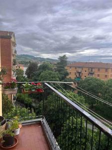 balkon z widokiem na miasto w obiekcie Appartamento da Francesca w mieście Casalecchio di Reno