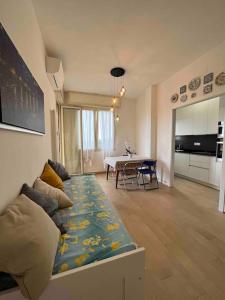 een woonkamer met een bank en een tafel bij Appartamento da Francesca in Casalecchio di Reno