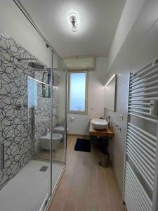 La salle de bains est pourvue d'une douche, de toilettes et d'un lavabo. dans l'établissement Appartamento da Francesca, à Casalecchio di Reno