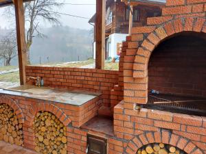 Un horno de ladrillo con dos pizzas. en Casa Sufletului en Avram Iancu