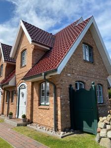 韦斯特兰Gaadt-Sternchen的砖屋,带绿门