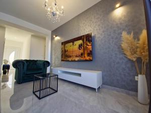 een woonkamer met een bank en een tafel bij J&D luxury apartment in Podstrana