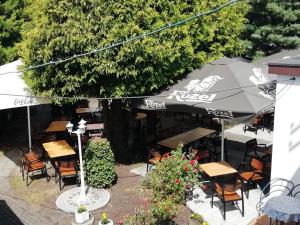 an overhead view of a restaurant with tables and umbrellas at Pokoje przy fontannie in Karwia