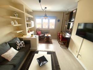 a living room with a couch and a table at Apartamento Centro Gijón Los Patos in Gijón