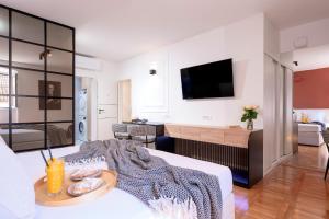 ein Wohnzimmer mit einem Bett und einem TV in der Unterkunft Studio apartment Fingerprint in Hvar