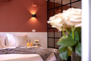 sypialnia z łóżkiem z białą pościelą i kwiatami w obiekcie Studio apartment Fingerprint w Hvarze