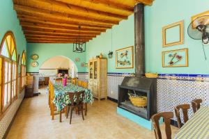 uma sala de jantar com uma mesa e uma lareira em 250 Finca CODOVI - Alicante Holiday em Los Montesinos