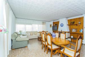 uma sala de estar com uma mesa e um sofá em 250 Finca CODOVI - Alicante Holiday em Los Montesinos