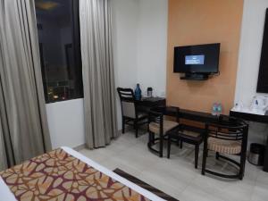 Μια τηλεόραση ή/και κέντρο ψυχαγωγίας στο Hotel The Marque Mathura