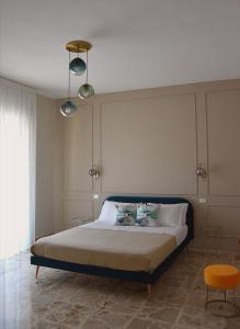 テルモリにあるRusso Apartmentのベッドルーム1室(枕2つ付)
