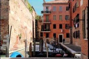 Blick auf eine Gasse mit Gebäuden in einer Stadt in der Unterkunft Celestia Canal View renovated apartment in Venedig