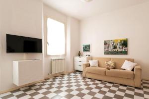 ein Wohnzimmer mit einem Sofa und einem Flachbild-TV in der Unterkunft Celestia Canal View renovated apartment in Venedig