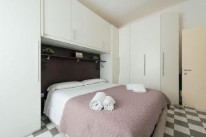 ein Schlafzimmer mit einem Bett mit zwei Handtüchern darauf in der Unterkunft Celestia Canal View renovated apartment in Venedig