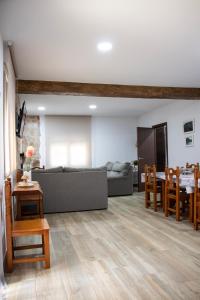 - un salon avec un canapé et une table dans l'établissement Casas rurales La Carrasca, à Ossa de Montiel