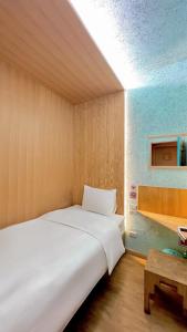 بوكستيل @ سوفارنابهومي إيربورت في لاكريبنغ لاد: سرير أبيض كبير في غرفة مع طاولة