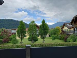 a view of a yard with trees and houses at GIRBL bio APARTMENTS - Lifestyle in Strobl