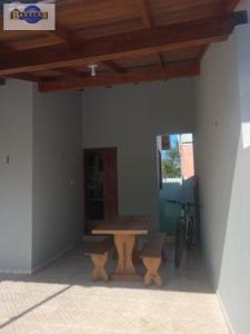 een tafel en bank in een kamer met een plafond bij Casa 2 dormitórios e garagem. in Florianópolis