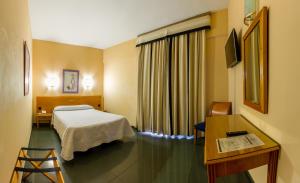 A bed or beds in a room at Hotel Zeus Még 37 kép