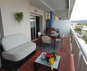 A balcony or terrace at GMID IMMO A187 Apartamento Port Canigo