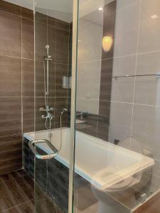 a bathroom with a bath tub and a toilet at Feel Like Home Pool Villa Pattaya in Jomtien Beach