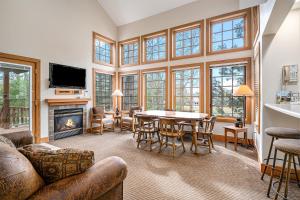 Μια τηλεόραση ή/και κέντρο ψυχαγωγίας στο Boyne Mountain Getaway