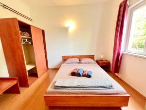 een slaapkamer met een bed met twee handdoeken erop bij Spacious apartment in Poreč 1 bedroom in Poreč