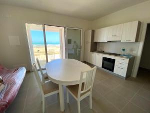 eine Küche und ein Esszimmer mit Tisch und Stühlen in der Unterkunft IL GIARDINO DAMARE in Donnalucata + 46 Fotos