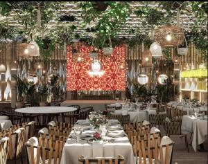 Un comedor con mesas, sillas y luces. en White Tower Mamaia VA Studio, en Mamaia