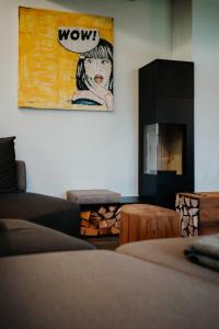 salon z kanapą i obrazem na ścianie w obiekcie Chalet Knappenhütte w Villach