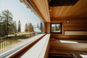 Pokój z dużym oknem z widokiem w obiekcie Chalet Knappenhütte w Villach