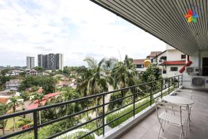 un balcon avec vue sur une ville dans l'établissement KL Townhouse Villa by LilyandLoft, à Kuala Lumpur