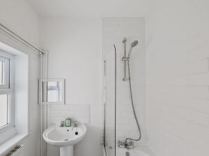 Ett badrum på Bentley House - By Sigma Stays