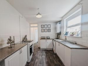Una cocina o zona de cocina en Bentley House - By Sigma Stays