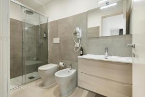 e bagno con servizi igienici, lavandino e doccia. di Suite San Biagio a Lecce