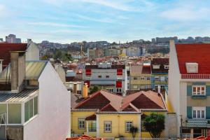 vistas a una ciudad con casas y edificios en Lisbon Central Apartment with Balcony, en Lisboa