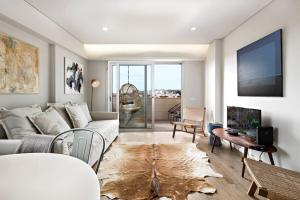 - un salon avec un canapé et une télévision dans l'établissement Lisbon Central Apartment with Balcony, à Lisbonne