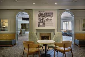 vestíbulo con sillas, mesa y chimenea en DoubleTree by Hilton Southampton en Southampton