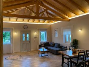 Istumisnurk majutusasutuses Goninos Jacuzzi Suite