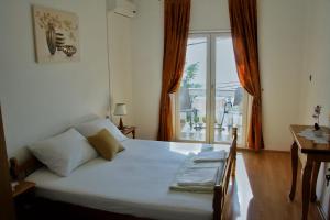 a bedroom with a bed and a large window at Apartman Mara in Sveti Juraj