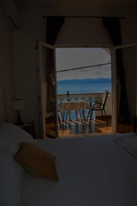 1 dormitorio con mesa y vistas al océano en Apartman Mara en Sveti Juraj