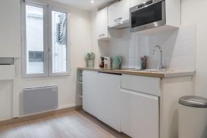 Kuchyňa alebo kuchynka v ubytovaní Lavie Maison Parisian Aircon Gem