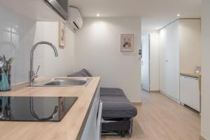 Kuchyňa alebo kuchynka v ubytovaní Lavie Maison Parisian Aircon Gem