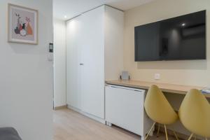 Kuchyňa alebo kuchynka v ubytovaní Lavie Maison Parisian Aircon Gem