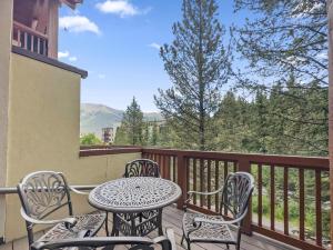 d'une terrasse avec une table et des chaises sur un balcon. dans l'établissement Union Creek Townhome 144C New Listing! townhouse, à Copper Mountain