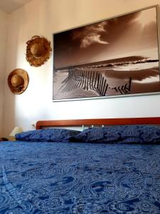 Tempat tidur dalam kamar di Anna Sunset - Attico con Terrazza vista mare