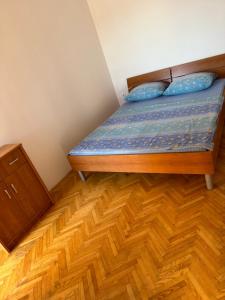- une chambre avec un lit et du parquet dans l'établissement Apartment 4 Persons - direct by the sea, 1st floor, à Ljubač