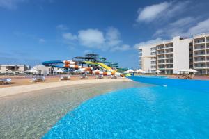 Bazén v ubytování Gewan Resort New Alamein nebo v jeho okolí